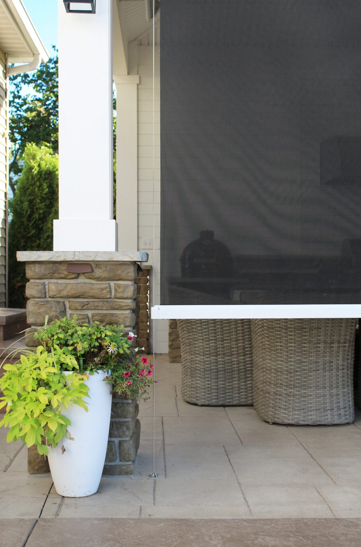 Screening Solutions Ohio transforms this outdoor patio into a screened-in porch in seconds by using Phantom Retractable Screens. The Cable Guided Screen system operates as a sun shade and runs on a cable.
